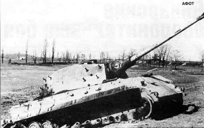 Подбитый в ходе январских боёв «Тигр Б», впоследствии использовавшийся немецкими ремонтниками как источник запчастей.