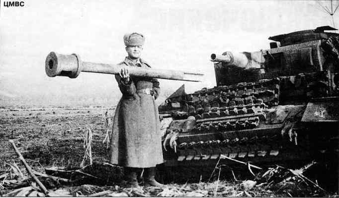 Захваченный танк передовых артиллерийских наблюдателей Beobachtungpanzer III. Боец держит в руках оторванную имитацию орудия. Р-н Секешфехервара.