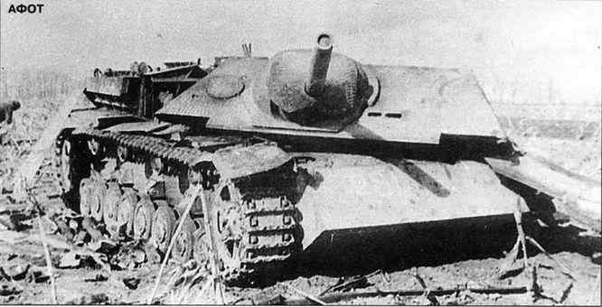Подбитая САУ Jagdpanzer IV с сорванной внутренним взрывом рубкой.