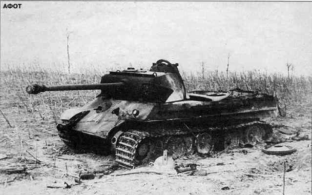 Уничтоженная «Пантера» Ausf G. Обратите внимание на растрескавшийся лобовой лист и попадание снаряда в бортовой редуктор.