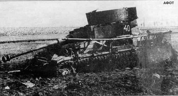 Застрявший в грязи и расстрелянный PzKpfw IV Ausf J с остатками сетчатых бортовых экранов.