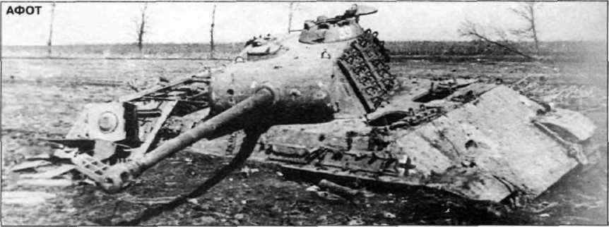Утонувшая в болотистой почве «Пантера» Ausf G брошена экипажем.