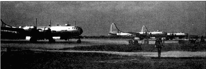 Три SB-29 на базе Максвелл, Алабама, 1951 год. Если под фюзеляжем не было лодки, самолет мог пользоваться бомболюком. В бомбовых отсеках обычно находились дополнительные бензобаки и дополнительное спасательное оборудование.