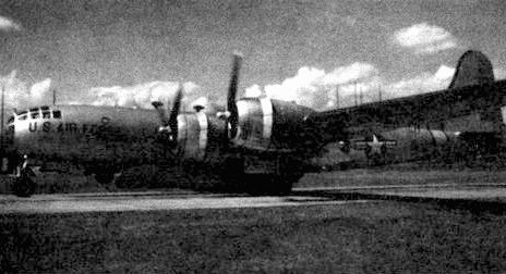 SB-29 из 2-й поисково-спасительной эскадрильи на аэродроме Кадена. Спасательная лодка, фюзеляж, крыло и хвост несут желтую полосу с черным кантом.
