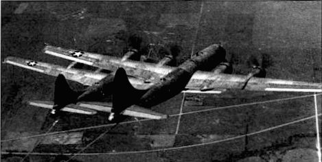 Верхний самолет – KB-29М – заправщик из 509-й заправочной эскадрильи подает бензопровод идущему ниже B-29MR из 509-й бомбардировочной группы.