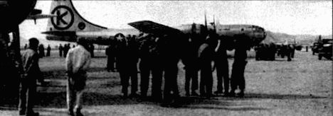 Летчики 4-го звена 43-й заправочной эскадрильи 116-й истребительно-бомбардировочной группы, база Тэгу, февраль 1952 года, период операции «Хай Тайд». В это время состоялась первая <a href='https://arsenal-info.ru/b/book/3810841708/6' target='_self'>дозаправка в воздухе</a> в ходе боевого вылета. КВ-29М заправили над Японским морем <a href='https://arsenal-info.ru/b/book/1324344198/31' target='_self'>истребители-бомбардировщики</a> F-84E «Тандерджет».