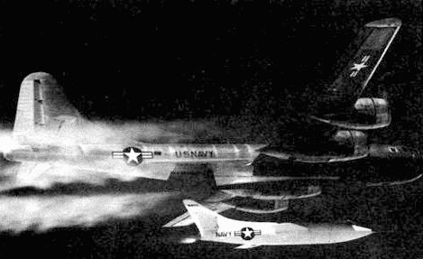 В ВМФ США имелась аналогичная программа по созданию ракетного самолета «Дуглас D-558-2 Скайрокет». Самолет подвешивали под бомбардировщик В-29, который на флотской службе назывался P2B-2S. D-558-2 стал первым самолетом, развивший скорость более 2М. Пилотировал самолет в рекордном полете Скотт Кроссфилд.