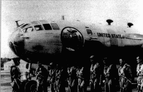 WB-29 из 53-й эскадрильи стратегической разведки перед вылетом с базы Камдли, Бермуды. Задачей самолета в том вылете было проникнуть в глаз тайфуна и провести метеорологические измерения.