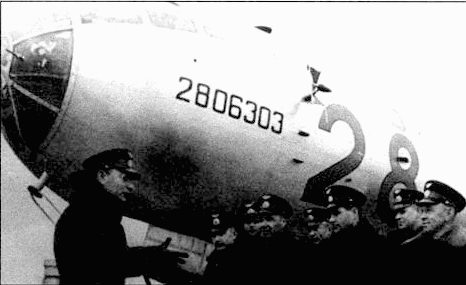 Командир советской авиачасти обращается к экипажу Ту-4 перед вылетом. Видны небольшие отличия Ту-4 от В-29.
