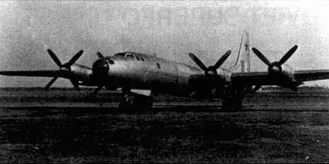 Ту-80 заменил Ту-4. Caмолет имел ступенчатую носовую часть фюзеляжа, крыло сдвинуто назад. Этот силуэт стал характерным для самолетов Туполева.
