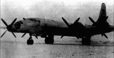 Ту-85 представлял собой последнюю фазу развития конструкции Ту-4. Самолет отличался удлиненным фюзеляжем и крылом большего размаха. Двигательная установка состояла из четырех 4300-сильных двигателей ВД-4К. Самолет развивал скорость до 750 кч/ч и пролетал до 12200 км. На короткие дистанции самолет мог брать до 20000 кг бомб.