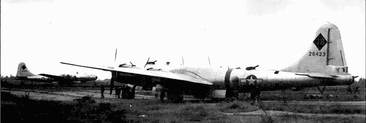 В-29 из 444-и группы на аэродроме Кванхань, Китай. Снимок сделан перед налетом на Омуру, Япония, 25 октября 1944 года. Черный ромб с желтым номером обозначал принадлежность к 444-й группе, а синяя полоса на фюзеляже указывает на 679-ю эскадрилью.