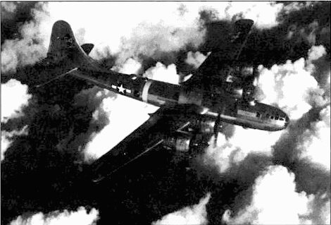 В-29 из 444-й группы над затянутыми облаками Гималаями. 21 ноября 1944 года. Обратите внимание на различный блеск у разных панелей обшивки.