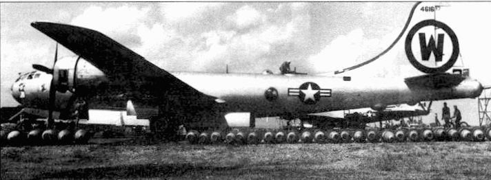 В-29 из 92-й группы, Йокота. Самолет готовят к очередному вылету против северян. Осенью 1950 года американская авиация нанесла удары по многим стратегическая целям на территории КНДР, а в ноябре того же года 92-я группа вернулась в Штаты.