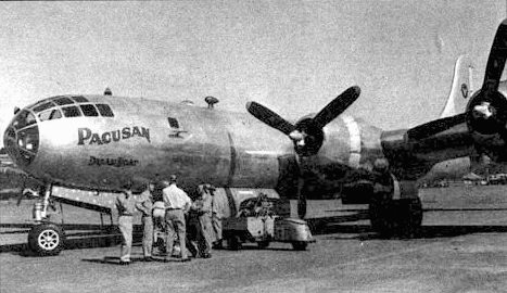 В-29 «Pacusan Dramboat» пролетел без посадки 8198 миль с острова Гуам до Вашингтона. Створки ниши передней стойки шасси украшены изображением звезд.