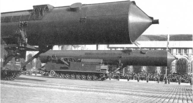 95. Пусковая установка ракеты РТ-20 (8К99) на шасси «объект 821». Москва, Красная площадь, 7 ноября 1965 года (АСКМ).