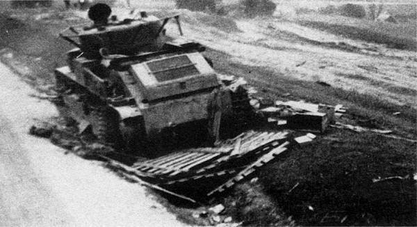 Танк Т-28, брошенный из-за потери гусеницы на шоссе Белосток — Слоним. Западный фронт, июнь 1941 года. В состав какого подразделения входила эта машина, неизвестно (фото из архива В. Марковчина).