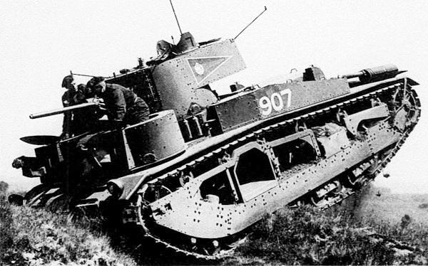 Серийный танк Mk III (бортовой номер Т 907) на учениях 1-й танковой бригады английской армии. Лето 1934 года (RAC Tank museum).