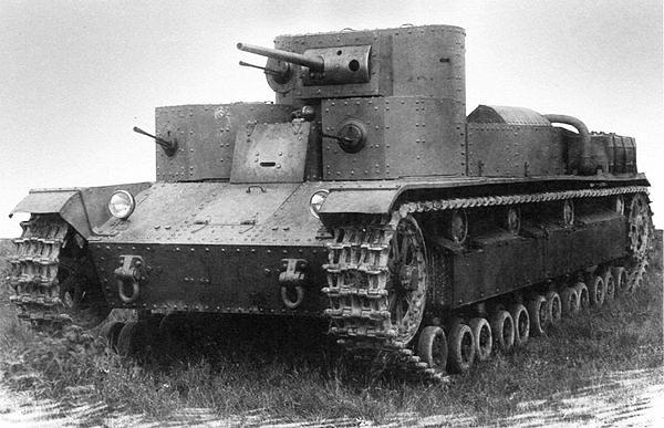 Прототип танка Т-28 на заводских испытаниях. Июль 1932 года. Хорошо видно, что в башне установлена не 45-мм, а 37-мм пушка Б-3 (АСКМ).