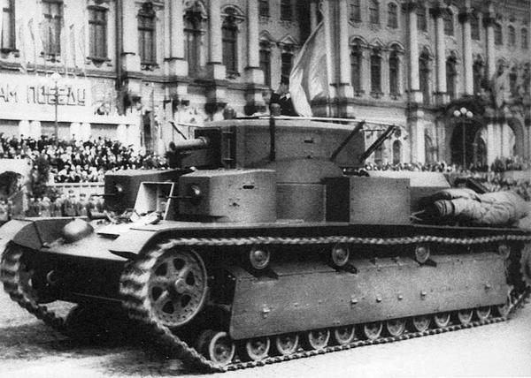 Т-28 во время парада на площади Урицкого. Ленинград, 1 мая 1936 года. На фото танк выпуска 1935 года с изменённым глушителем, кожухом над вентилятором и укладкой ЗИП. Машина имеет опорные катки раннего типа, металлические катки стоят только на 4-й каретке подвески (РГАКФД).