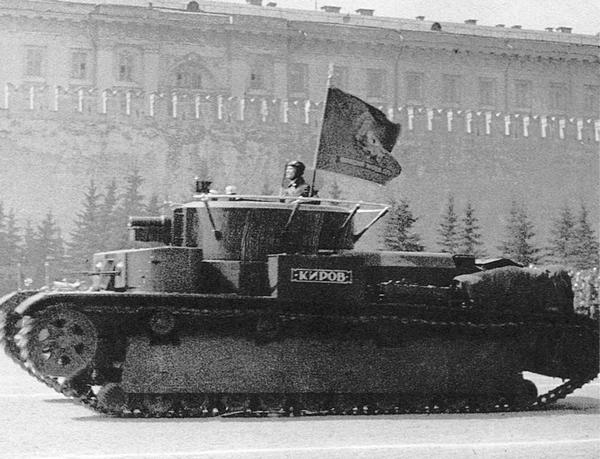 Именной танк «Киров» проходит по Красной площади. Москва, 1 мая 1935 года. Танк выпуска 1933–1934 года с ранним типом глушителя и жалюзи над вентилятором. Хорошо видна укладка ЗИП: реечного домкрата и брезента (ЦМВС).