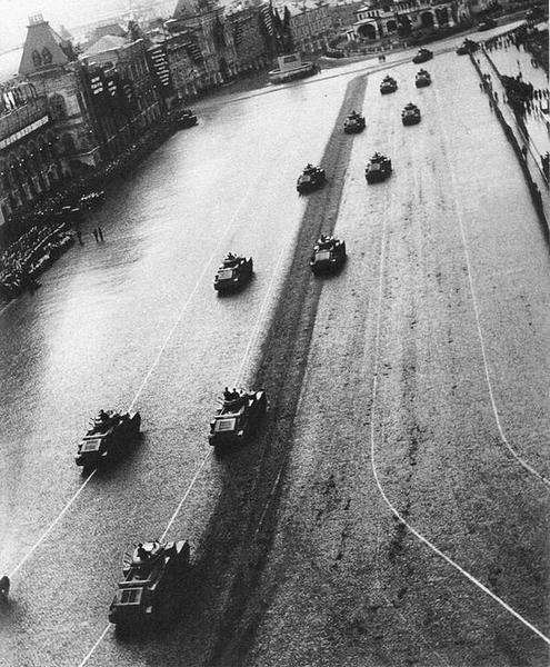 Танки Т-28 проходят по Красной площади. Москва, 1 мая 1937 года. Хорошо видно, что на параде танки различных годов выпуска (АСКМ).