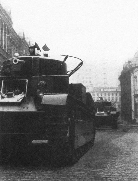 Танк Т-28 выпуска 1934 года выходит на Красную площадь во время парада. Москва, 7 ноября 1934 года (РГАКФД).