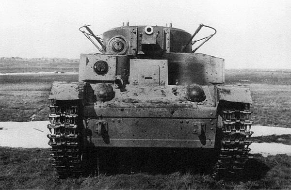 Общие виды танка Т-28 выпуска 1936 года. Машина имеет колпак над вентилятором с жалюзи и одностворчатым люком, шаровую установку в нише башни, два люка в крыше башни и изменённую (по сравнению с танками предыдущих серий) укладку ЗИП (АСКМ).