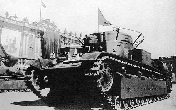 Танк Т-28 проходит по площади Урицкого. Ленинград, 1 мая 1937 года. Машина выпуска 1935 года, хорошо видны опорные катки раннего типа (АСКМ).