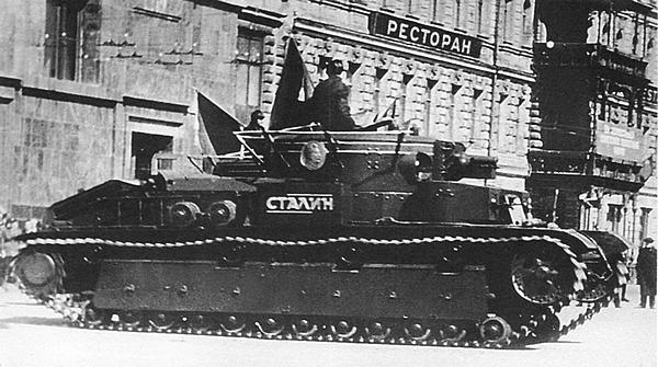 Именной танк «Сталин» направляется на Красную площадь. Москва, 7 ноября 1938 года. Танк выпуска 1938 года, помимо ЗИП на правом борту уложена лестница для залезания на танк (АСКМ).