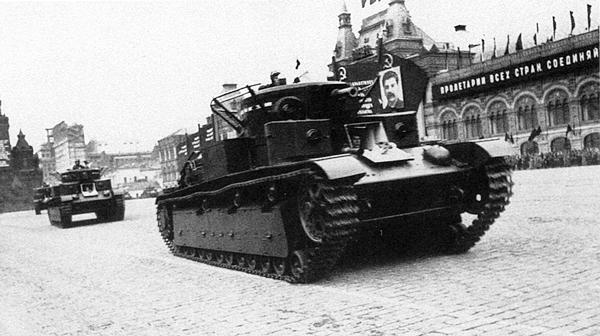 Танк Т-28 на Красной площади. Москва, 1 мая 1936 года. На фото радийная машина с поручневой антенной (РГКАФД).