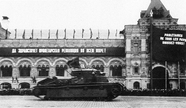 Именной танк Т-28 «Андрей Жданов» на Красной площади. Москва, 7 ноября 1938 года (РГКАФД).