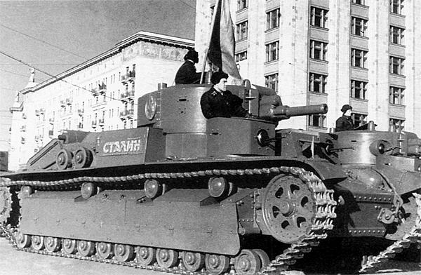 Именной танк «Сталин» направляется на Красную площадь. Москва, 7 ноября 1940 года. Танк выпуска конца 1939 года вооружён 76,2-мм пушкой Л-10, с наклонными бортами ящиков дымопуска и улучшенной бронировкой приборов наблюдения (фото из коллекции С. Ромадина).