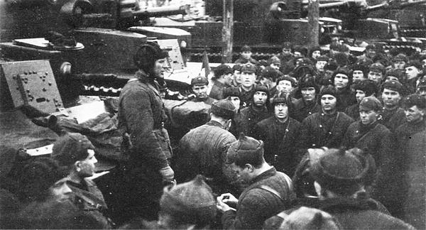 Первый день войны: танкисты 20-й тяжёлой танковой бригады имени Кирова получают боевую задачу. 30 ноября 1939 года (АСКМ).