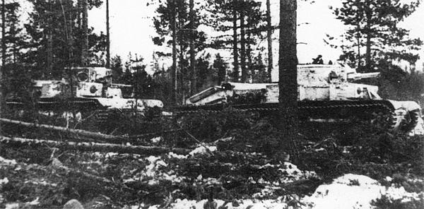 Танки 90-го <a href='https://arsenal-info.ru/b/book/348132256/10' target='_self'>танкового батальона</a> выдвигаются на боевые позиции. Район Хоттинен, декабрь 1939 года (ЦМВС).