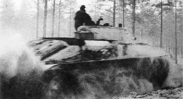 Танк Т-28 на пути к району боевых действий. Карельский перешеек, февраль 1940 года (ЦМВС).