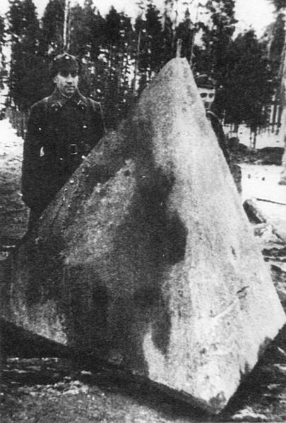 Железобетонная надолба «линии Маннергейма». Декабрь 1939 года. Её размер можно представить, сравнив с фигурой стоящего рядом командира Красной Армии (ЦМВС).