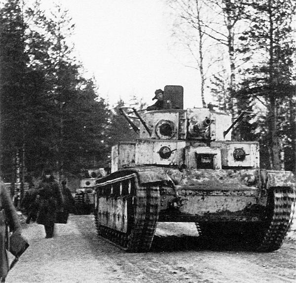 Танк Т-28 на марше. Северо-Западный фронт, январь 1940 года. Это машина выпуска 1938 года с пушкой Л-10 и поручневой антенной (ЦМВС).
