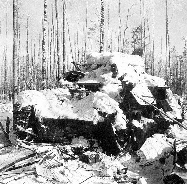 Один из Т-28 90-го танкового батальона 20-й тяжёлой танковой бригады, подбитый в бою 18 декабря 1939 года и оставленный на территории противника. Снимок сделан после прорыва обороны в феврале 1940 года. О накале боёв свидетельствуют начисто срубленные пулями и осколками ветви деревьев (ЦМВС).