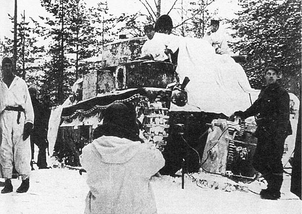 Финские танкисты готовят к эвакуации подбитый в районе Хоттинен Т-28 90-го танкового батальона 20-й тяжёлой танковой бригады. Январь 1940 года (фото из коллекции Есы Муикку, Финляндия).