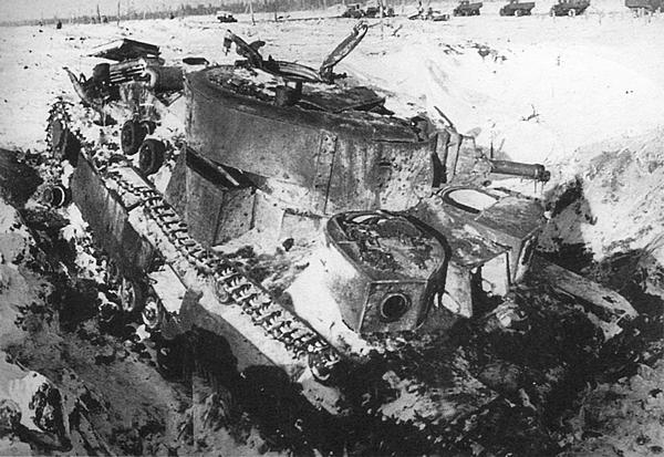 Танк Т-28 91-го танкового батальона 20-й тяжёлой танковой бригады, подбитый в декабрьских боях 1939 года. Район высоты 65,5, февраль 1940 года (ЦМВС).