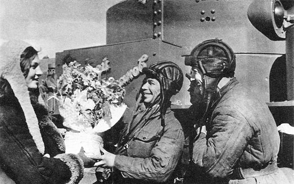 Жительница Ленинграда дарит цветы экипажу танка Т-28 «Андрей Жданов» 20-й тяжёлой танковой бригады. 24 апреля 1940 года (АСКМ).