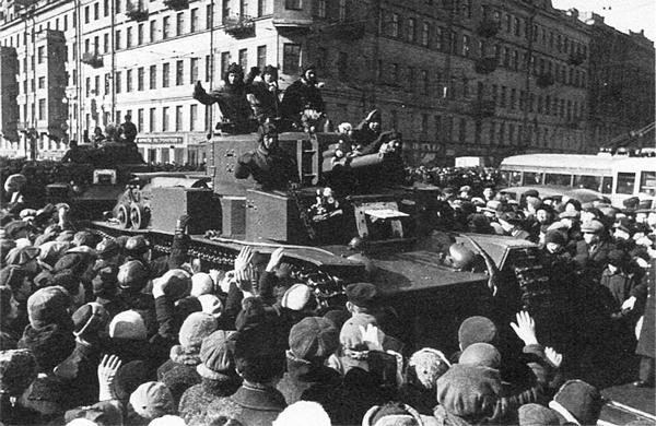 Жители Ленинграда приветствуют танкистов 20-й тяжёлой танковой бригады, возвращающихся с Карельского перешейка в место постоянной дислокации. 24 апреля 1940 года. На фото машина выпуска 1939 года с клёпано-сварным корпусом (РГАКФД).