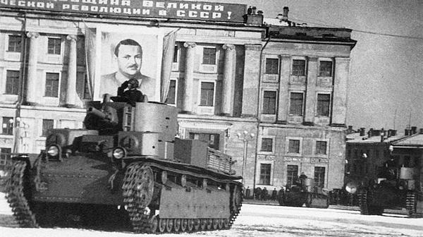 Экранированные танки Т-28 на параде в честь 23-й годовщины Октябрьской революции. Ленинград, 7 ноября 1940 года (АСКМ).