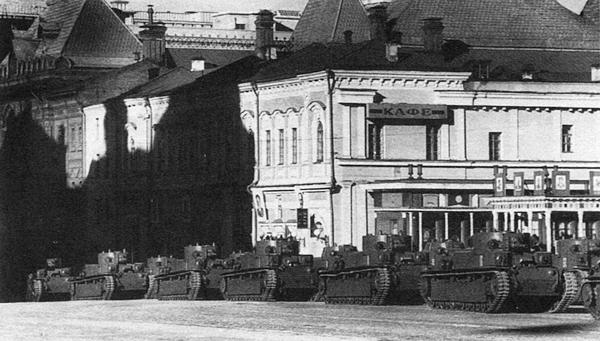 По Красной площади проходят экранированные танки Т-28. Москва, 7 ноября 1940 года. Обращают на себя внимание небольшие красные звёзды на башнях и передних листах корпуса танков (РГАКФД).
