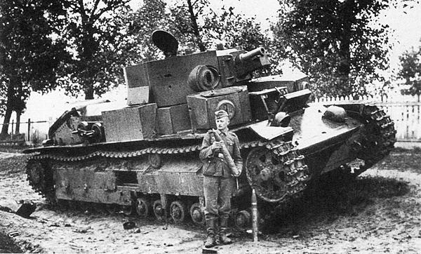 Немецкий солдат у подбитого экранированного танка Т-28 с пушкой КТ-28. Украина, лето 1941 года (РГАКФД).