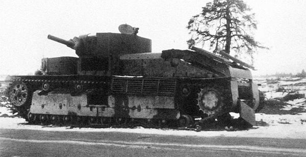 Экранированный танк Т-28, брошенный из-за поломок летом 1941 года. Хорошо видна экранировка кормы корпуса и люка для доступа к трансмиссии. Снимок сделан на Украине осенью 1941 года (АСКМ).