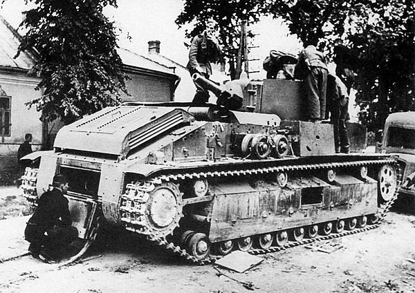 Немецкие солдаты осматривают экранированный Т-28 3-й танковой дивизии 1-го мехкорпуса, брошенный экипажем. Северо-Западный фронт, район Острова, июль 1941 года (АСКМ).