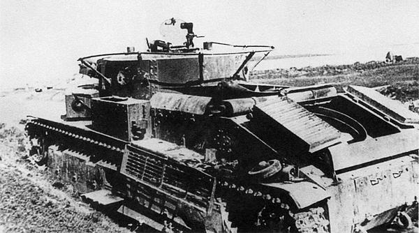 Ещё один Т-28, оставленный из-за технической неисправности. Машина предположительно принадлежала 8-й танковой дивизии 4-го мехкорпуса Красной Армии. Юго-Западный фронт, июнь 1941 года (АСКМ).
