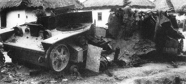 Танк Т-28, подорванный своим экипажем. Юго-Западный фронт, июль 1941 года. Взрывом машину раскололо надвое (АСКМ).